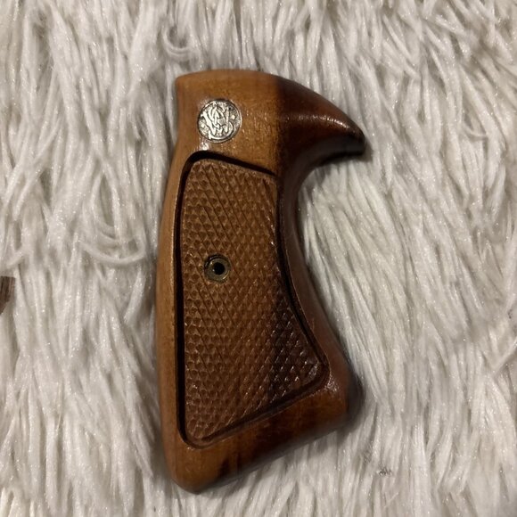 Smith And Wesson OEM Round Butt Wood Grips Checkered - Picture 5 of 6